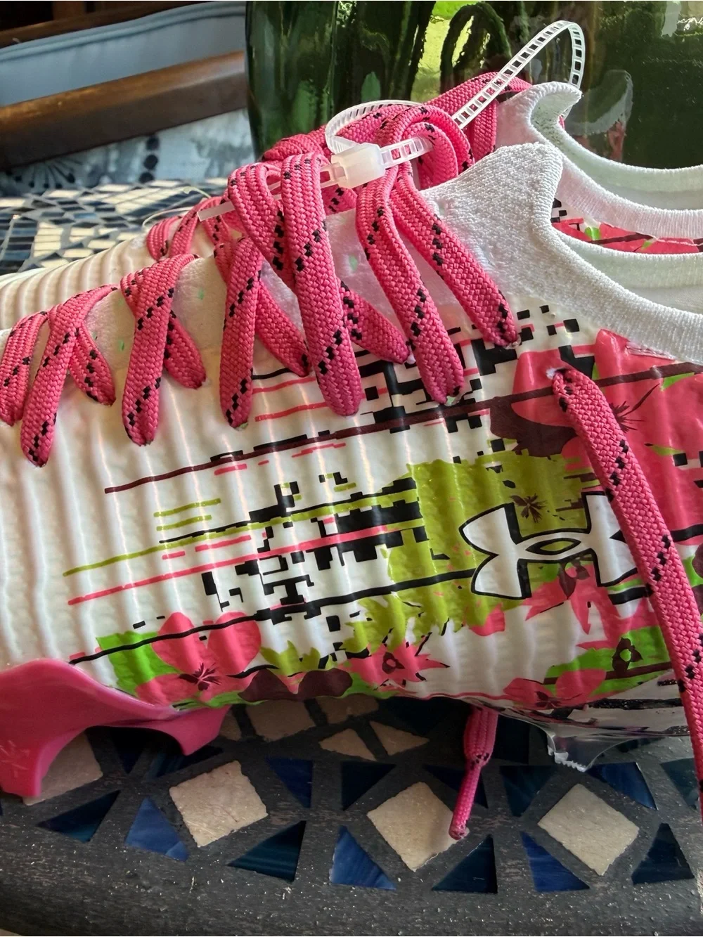 Under Armour men’s 5.5 women’s 7 LaCrosse Pink, White & Green Athletic Cleat